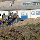 Una excavadora trabajando en las instalaciones de Cerámicas Zaratán del Polígono San Cristóbal.-Alberto Mingueza