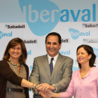 La viceconsejera de Política Económica, Empresa y Empleo, Begoña Hernández, asiste a la firma del convenio entre el presidente de Iberaval, José Rolando Álvarez, y la directora Terriotorial Centro de Banco de Sabadell, Blanca Montero (D), para la financia-Ical