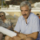 Imanol Arias, durante el rodaje de 'Cuéntame...', en Benidorm.-EL PERIÓDICO