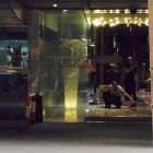 Un policía recoge muestras del tiroteo en el Hotel Silken de Barcelona, este martes.-Foto: ANNA FRAGO