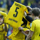 Los jugadores del Dortmund muestran una camiseta de Bartra mientras celebran el triunfo ante el Eintracht de Fráncfort, este sábado en Iduna Park.-RALPH ORLOWSKI