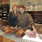 Sonia y David, con el cabrito, el cochinillo y el lechazo, iconos de su asador abulense.-ARGI