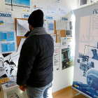 Un refugiado consulta el tablón de anuncios en la sede de la asociación accem-J.M. LOSTAU