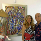 Montserrat Pérez y Juan Carkis Velasco junto con una de sus obras.-E.M.