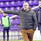El técnico del Real Valladolid, Luis César, da instrucciónes en el partido contra el Zaragoza.-J.M. LOSTAU