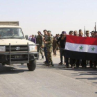 Vecinos de la aldea de Ghebesh dan la bienvenida a las tropas sirias.-AP