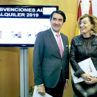 Juan Carlos Suárez-Quiñones acompañado por la directora de Vivienda, Arquitectura y Urbanismo, María Pardo, ayer.-ICAL