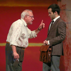 Juan Echanove y Ricardo Gómez, el pasado jueves, durante el ensayo general de ‘Rojo’.-MIGUEL ÁNGEL SANTOS