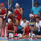 Las jugadoras escuchan las instrucciones de Miki Oca durante el tercer cuarto ante Hungría.-