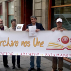 La Asociación Salvar el Archivo de Salamanca entrega más de 32.000 firmas, recogidas a través de la asociación cívica HazteOir.org, en el Registro del Departamento de Presidencia de la Generalitat de Cataluña.-ICAL