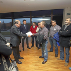 El presidente de la Junta, Juan Vicente Herrera, recibe una carta del comité de empresa de Peal junto a Pilar del Olmo.-ICAL