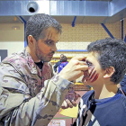 Un miembro de la organización maquilla a uno de los participantes de una anterior edición de la ‘Survival Zombie’.-WRG
