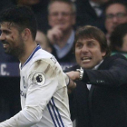 Diego Costa, con una herida en la cara, celebra con su técnico, Antonio Conte, el que sería el gol de la victoria del Chelsea frente al Crystal Palace.-REUTERS / PETER NICHOLLS