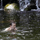 El presidente del Gobierno, Mariano Rajoy, durante un baño que se dió el sábado en las aguas del río Umia (Pontevedra).-Foto: EFE / MÓNICA IRAGO