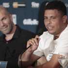 Ronaldo Nazario, junto a Zidane durante la presentación de un partido benéfico.-EFE / NECO VARELLA