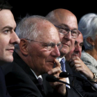 De izquierda a derecha los ministros George Osborne (Reino Unido), Wolfgang Schaeuble (Alemania), Michel Sapin (Francia), Luis de Guindos (España) y la directora del FMI, Christine Lagarde, el jueves en Washington.-
