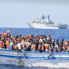 Cerca de 369 refugiados viajando en un bote de madera en aguas al norte de Libia.-Foto: EFE / ET WE(CIS) LOUISE GEORGE / BRIT