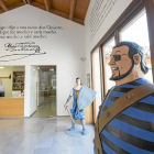 Dos enormes figuras del Capitán Trueno y Goliat reciben al visitante en la recepción del centro e-LEA en Urueña-El Mundo