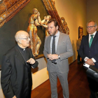 El arzobispo, Ricardo Blázquez, y el alcalde, Óscar Puente, conversan en presencia del portavoz municipal del PP, José Antonio Martínez Bermejo.-J.M. LOSTAU