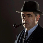 Rowan Atkinson, caracterizado como el comisario Maigret, en la serie de Filmin-44252658