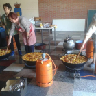 Varias mujeres de la asociación se afanan en cocinar las sartenes para los comensales de Olivares-El Mundo