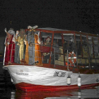 Los tres Reyes Magos llegan en barco a la dársena del Canal de Castilla en una anterior Navidad.-EL MUNDO