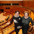 Las ex procuradoras socialistas Rosario Peñalva y Concha Puente, esta semana, en el salón de Plenos de las Cortes de Castilla y León.-J. M. LOSTAU