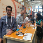 El ingeniero vallisoletano Carlos Martínez muestra el dispositivo premiado por la Fundación Repsol.-EL MUNDO
