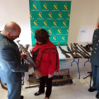 La guardia Civil observa uno de las armas incautadas.-EUROPA PRESS