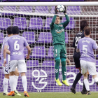 Masip atrapa el balón en presencia de Luismi y Calero.-J.M.L.