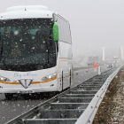 Un autobús circula durante una nevada en una foto de archivo.-ICAL