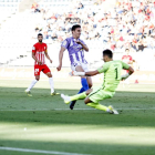 René despeja junto a la frontal del área ante la presencia de Mata, autor del gol del Valladolid en el estadio Juegos Mediterráneos.-LOF