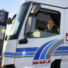 El empresario Raúl Buj, al volante de uno de sus camiones de transporte.-MANUEL BRÁGIMO