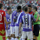 Villar, tapado, protesta su expulsión al árbitro en su partido ante el Numancia, en el que Samuel vio también la roja.-V.G.
