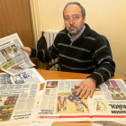 El Hermano Alberto Muñiz en su despacho de San Viator con recortes de prensa de sus alumnos aventajados.-J. M. LOSTAU