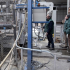 Imagen de archivo de trabajadores en el interior de la factoría de San Leonardo.-HDS