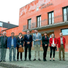 Jesús Julio Carnero y Francisco José Ortega ayer, junto a miembros de la Corporación municipal de Geria.-EL MUNDO