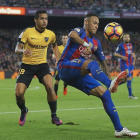 El delantero brasileño del FC Barcelona Neymar Jr. (d) y el defensa venezolono Roberto Rosales (i), durante el partido de la duodécima jornada de Liga de Primera División.-EFE
