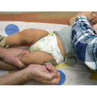 Un pediatra vacuna a un niño contra el sarampión, el pasado enero en Northridge (California). /-AP / DAMIAN DOVARGANES