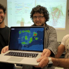 Tres miembros del grupo Bisite de la Universidad de Salamanca muestran la plataforma para la detección de amenazas en la red.-ENRIQUE CARRASCAL