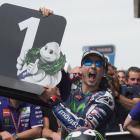 Jorge Lorenzo celebra la victoria en Le Mans levantando el cartel de primer clasificado.-MIRCO LAZZARI