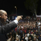 Erdogan se dirige a sus seguidores, ayer, en Estambul.-AP / POOL / KAYHAN OZER