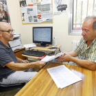 El secretario de la ARMH de Valladolid, Francisco Redondo, y el presidente de la asociación, Julio del Olmo, revisan algunos documentos.-J.M. LOSTAU