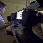 Una trabajadora analiza una prueba en el ordenador en la empresa Raman Health Technologies.-PHOTOGENIC / JOSÉ C. CASTILLO