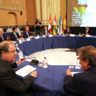 El presidente de la Junta de Castilla y León, Juan Vicente Herrera, junto al consejero de Presidencia, José Antonio de Santiago Juárez, en la Cumbre Autonómica de Financiación.-MIRIAM CHACÓN / ICAL