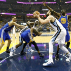 Marc Gasol, de Memphis Grizzlies (2d), impulsa a la canasta de Golden State Warriors.-EFE