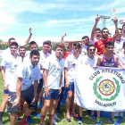 Los atletas del equipo vallisoletano celebran el ascenso a Primera División.-CAV-UVA