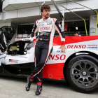 El español Fernando Alonso, junto a su Toyota, hoy, en Fuji (Japón).-EFE