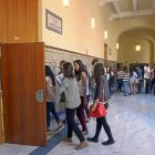 Varios jóvenes se adentran en una de las aulas de la Facultad de Derecho de la Universidad de Valladolid.-ICAL