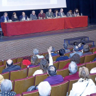 Algunos de los asistentes a la asamblea de Parquesol celebrada ayer piden la palabra.-E.M.